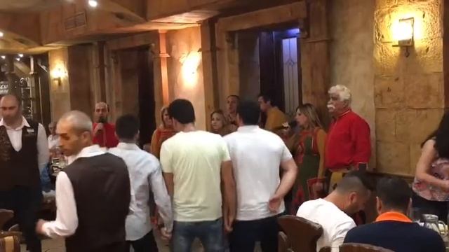 Армянское застолье. Танцуют все