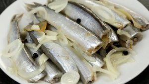 Маринованная мойва