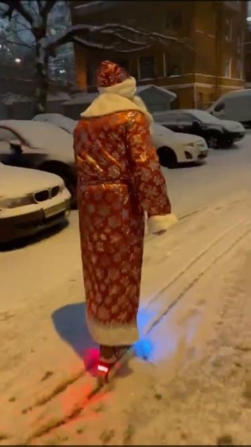 Дед Мороз на электророликах Ноги смотреть онлайн