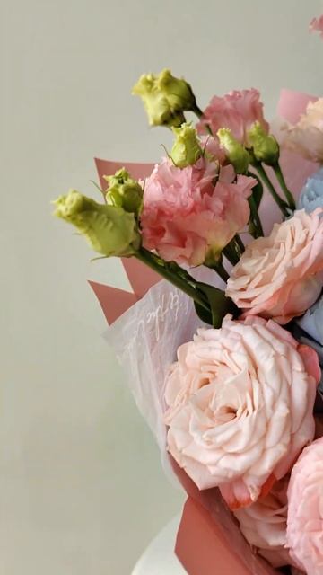 Летний букет с гортензией и пионовидными кустовыми ро