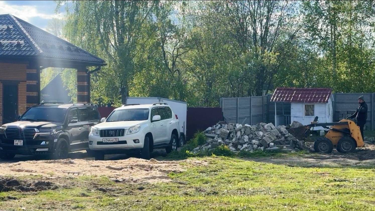 Отсыпаем участок своими силами. Вывозим горы мусора. Стройка продолжается. Жизнь простых людей.