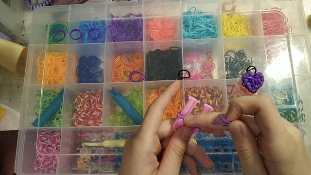 Делаем брелок сердечко из резинок 💜.