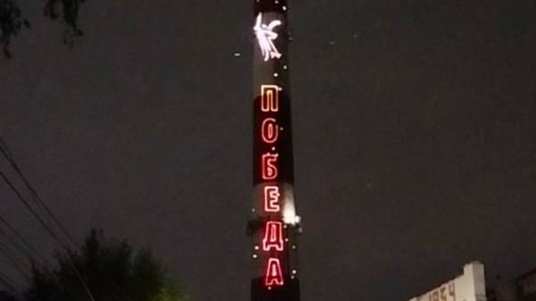 В Курске показали лазерное шоу в честь 80-летия Победы на трубе ТЭЦ-4