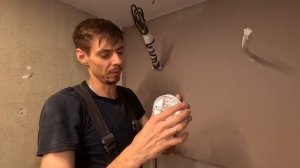 Установка пожарных датчиков на натяжной потолок.