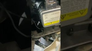 Ауди Q7 2007 год. Замена ламп ближнего/дальнего света фар.