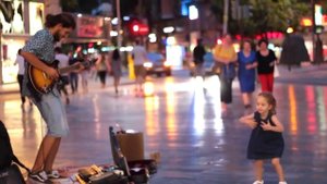 Маленькая девочка танцует под песню Despacito