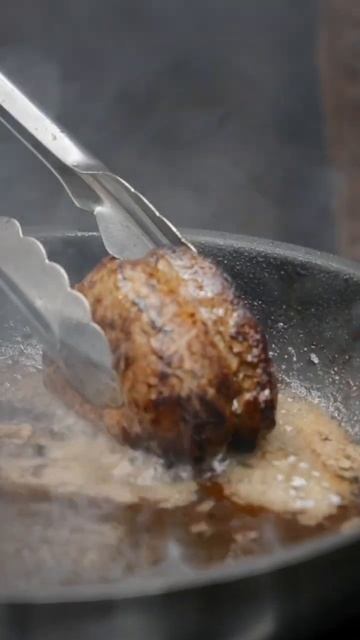 Мясо на сковороде. Ресторан Графские пруды смотреть онлайн