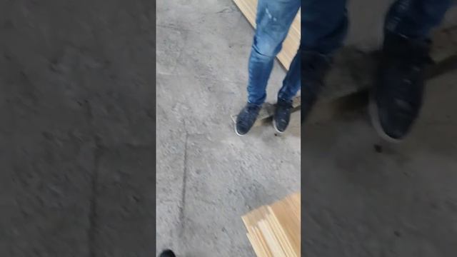 Сортировка на производстве доски из лиственницы. смотреть онлайн