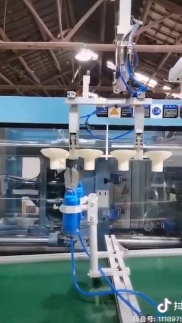 Производство пластиковых опор на литьевой машине Threeplast c роботом