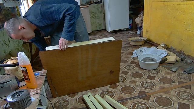 На кухне появился стол.