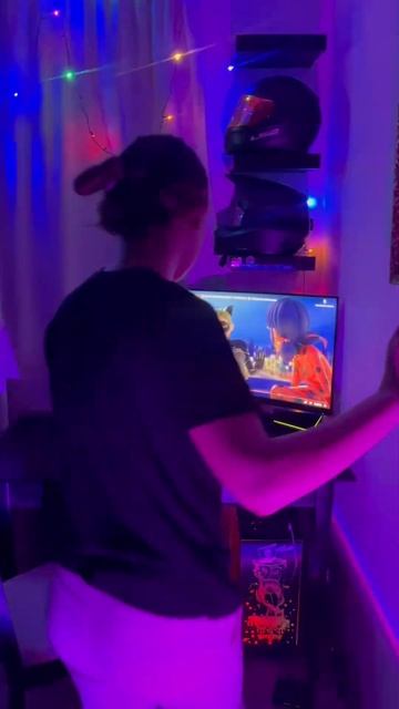 Берем круглую лампу цветную, и клеим везде ргб ленту. Х смотреть онлайн