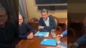 Макрон спрятал странный пакетик с чем то белым.