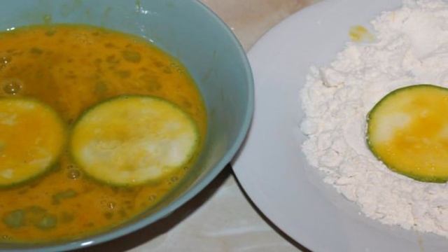 Закуска из кабачка в кляре со сметанно - сырным соусом
