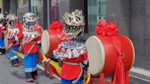 Так встречают молодоженов в китайском городе Фэнхуан в духе традиций племени мяо