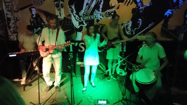 Таня Чешег и Друзья - Несмеяна (выступление в Harat's Pub Sochi)