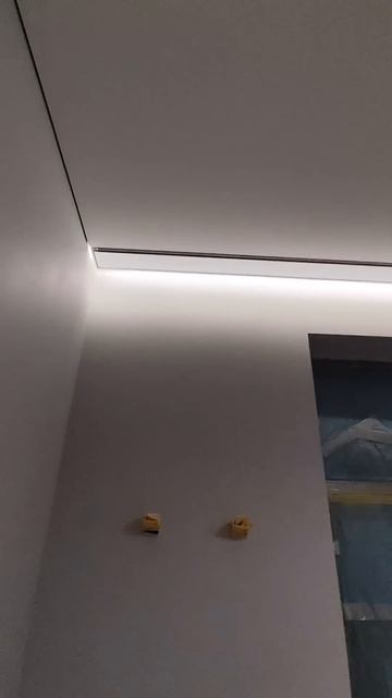 Студия. Потолок с теневым зазором и черным карнизом с ? смотреть онлайн