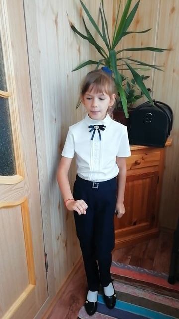 Акция "Здравствуй, школа!" Прохорова Элина читает стих