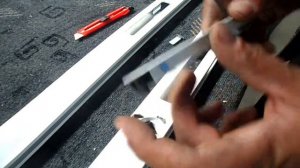 Как собираются алюминиевые раздвижки для балконного остекления. Часть 4. Защёлки, ролики и фетр.