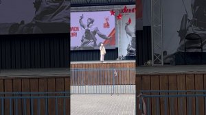 Мила поет песню «Ты-Россия моя» на Марсовом поле в г. Смоленске
