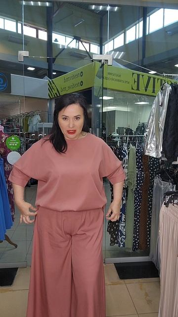Стильный костюм в персиковое цвете.