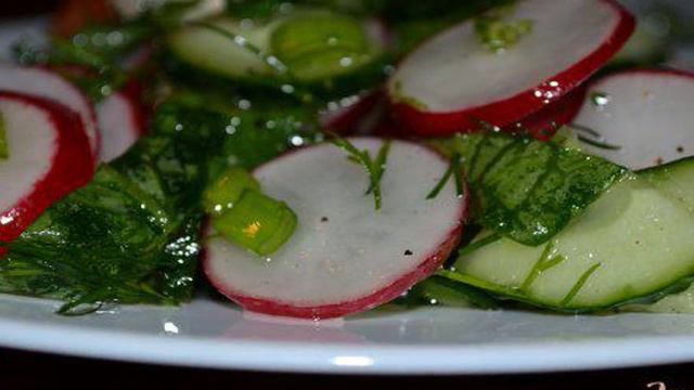 Салат из редиса и зелени