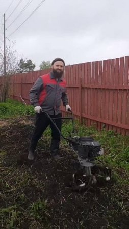 Выходные по-деревенски: пашем на мотоблоке.