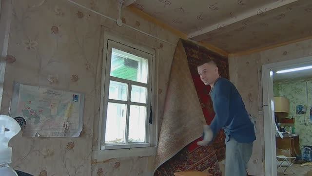 "Сделал" ещё одно окно в доме. Ковёр за 100 тысяч!