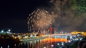 Тюмень салютует в честь 80-летия Великой Победы девятого мая! Люди восторженно хлопали в ладоши.