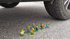 Эксперимент с автомобилем! Краш тест vs Давить колесом Игрушки из Киндер Сюрприз и Растишка!