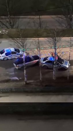Полиция стреляет по колесам.