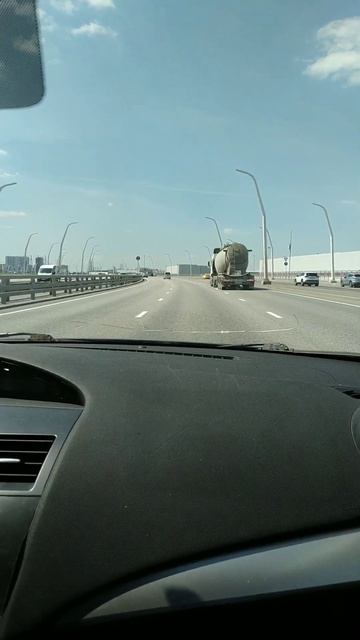 Страшные столбы освещения, как будто они сейчас напад? смотреть онлайн