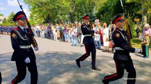 Смена почётного караула Суворовских курсантов у Вечного огня в Астрахани, Братский садик