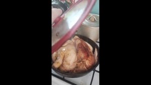 Большая кура в маленкой скавародке