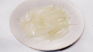 Салат из пекинской капусты с черри и сухариками