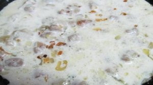 Вареная говядина запеченная под сметанным соусом