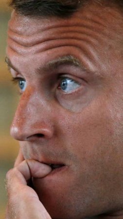 Макрона и Мерца, которые возвращались от Зеленского, застукали прямо в поезде. Следите за их руками!