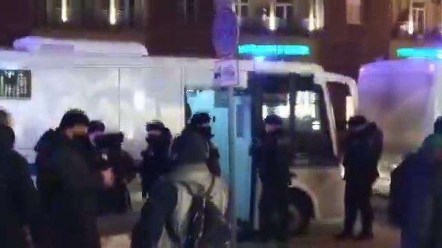 На несогласованной антивоенной акции в центре Москвы смотреть онлайн