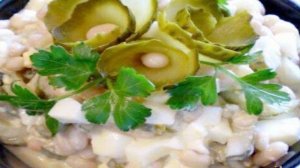 Салат с фасолью и маринованными огурцами