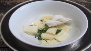 Шоколадный десерт со сливками и сыром фета