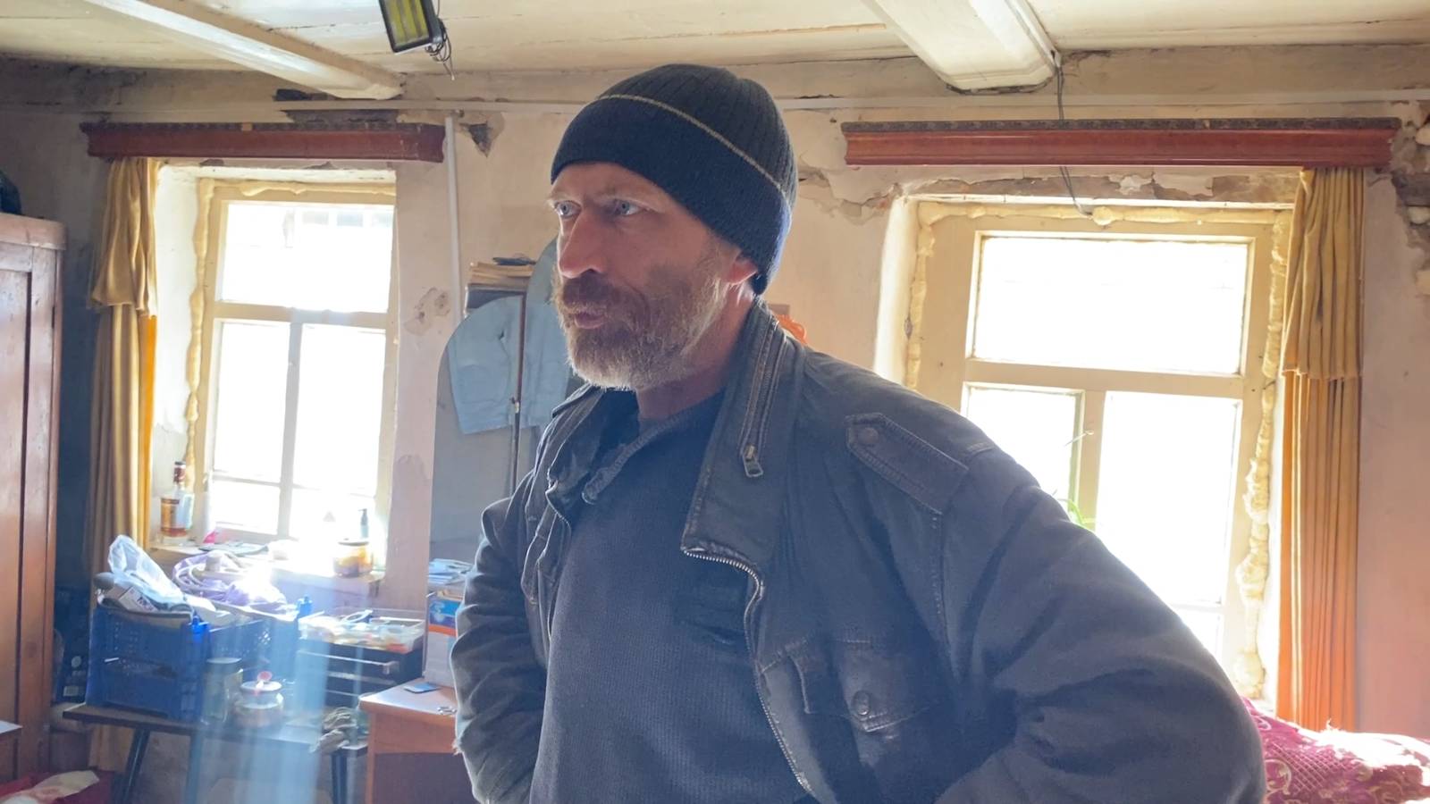 Житель деревни уже давно живет без электричества. Как он вышел из положения смотреть онлайн