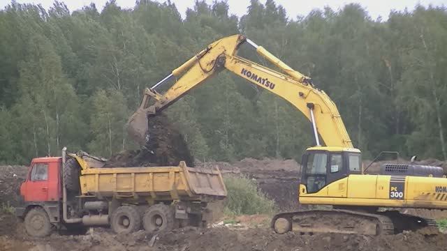 Экскаватор Komatsu PC300-7, самосвалы Tatra и Scania смотреть онлайн