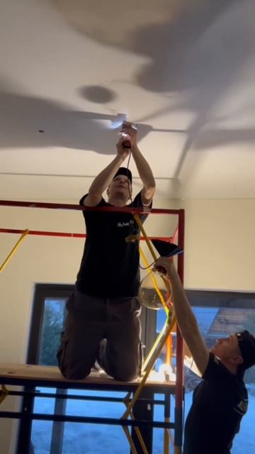 Процесс установки светильников #натяжнойпотолок#осве смотреть онлайн