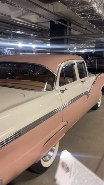 Ретро автомобили. Небольшой музей в Питере) смотреть онлайн