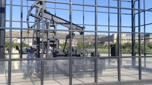 Действующая нефтяная скважина в городе Баку.