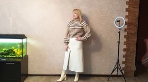 Свитер с круглой кокеткой, связанный крючком . Много образов.