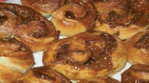 Плюшки с вареной сгущенкой и орехами