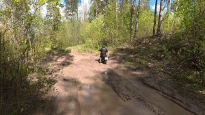 вниз до перехода по грязи на эндуро