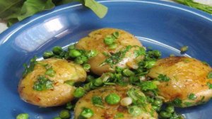 Молодой картофель с горошком и чесноком