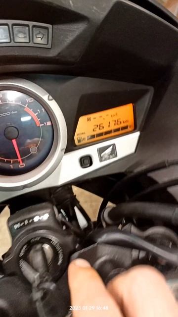Включение/отключение лампы HISS HONDA CBF 1000FA turn on/off the HISS lampH смотреть онлайн
