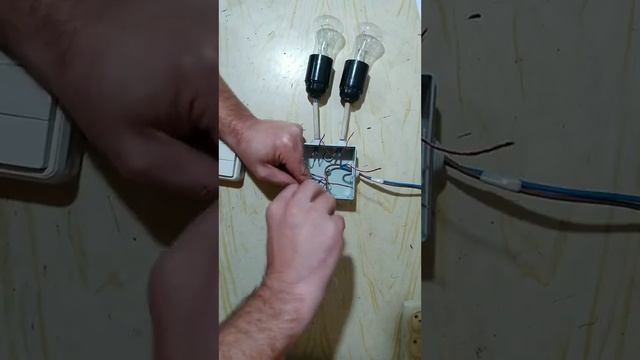 Как подключить три лампочки через двойной выключател? смотреть онлайн